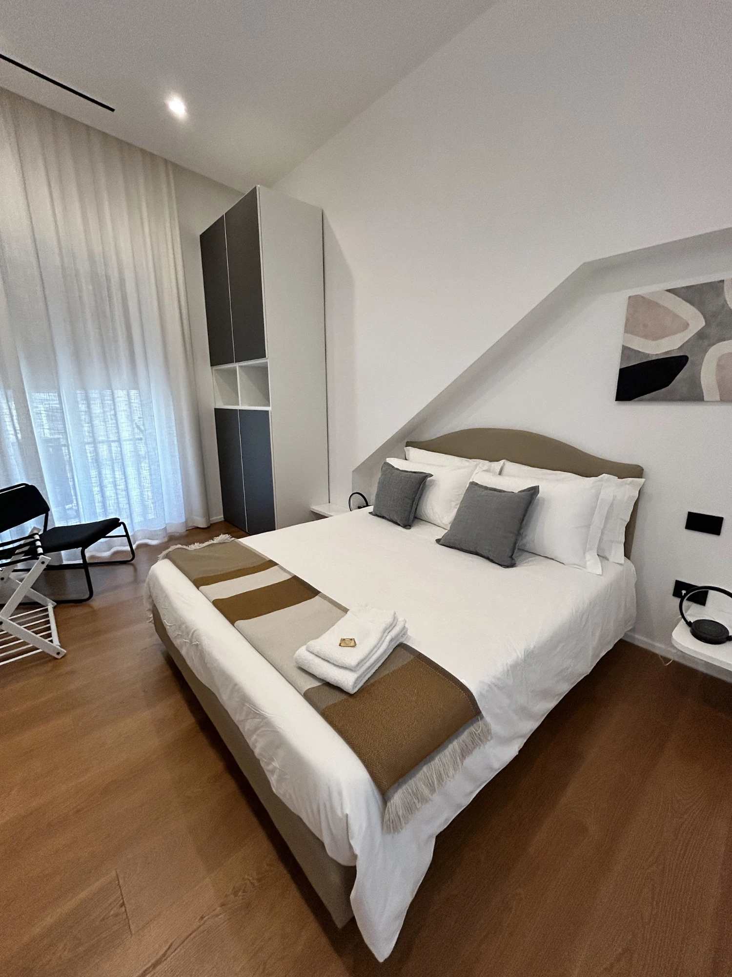 La camera da letto, lato finestra