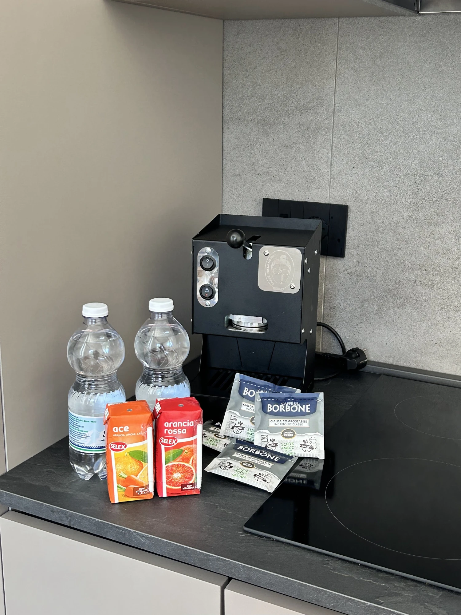 Il benvenuto: caffè, acqua e succhi